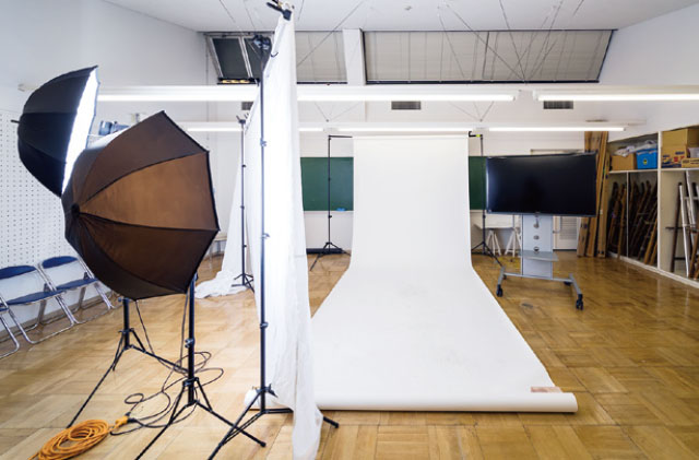多目的教室（スタジオ）：広々としたスペースで、写真撮影の授業などに利用します。