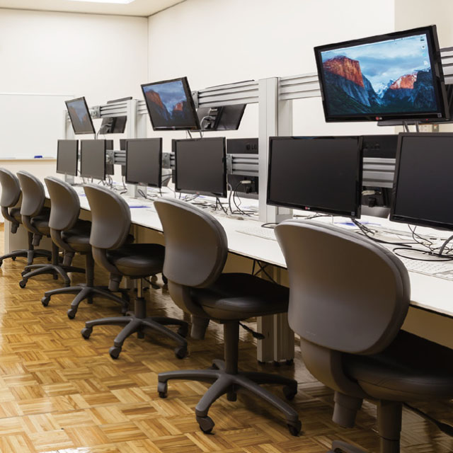 コンピュータ教室╱各自のノートパソコンを大画面。モニターに接続し、作業できます。
